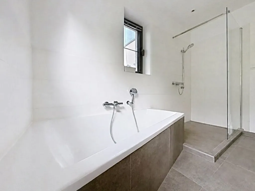 Salles de bain - Maison d'Architecte avec Terrasse à Céroux-Mousty