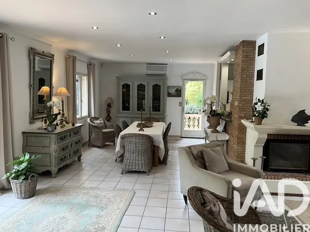 Séjour - Maison Traditionnelle avec Piscine à Labastide-de-Virac