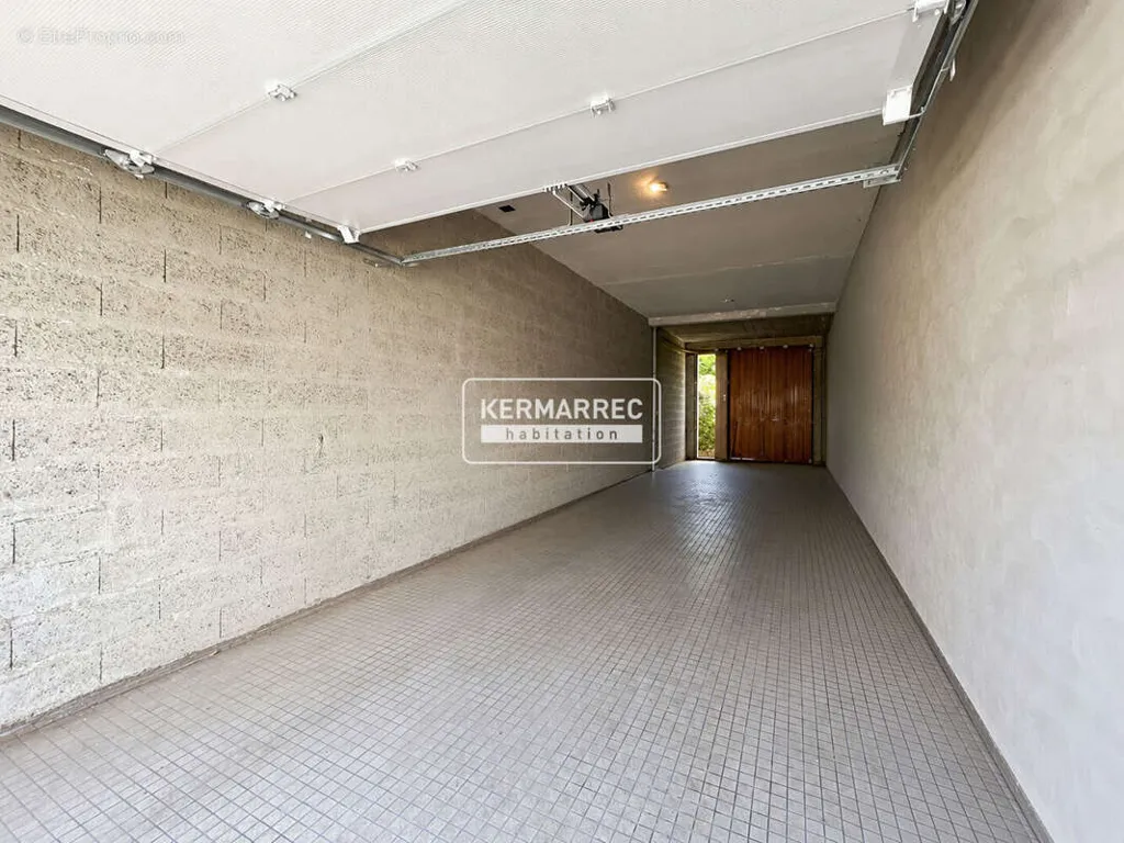 Garaaž - House with Professional Potential in Saint-Yves