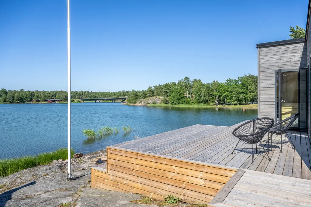 Terrass - Modern Seafront Villa in Söderköping