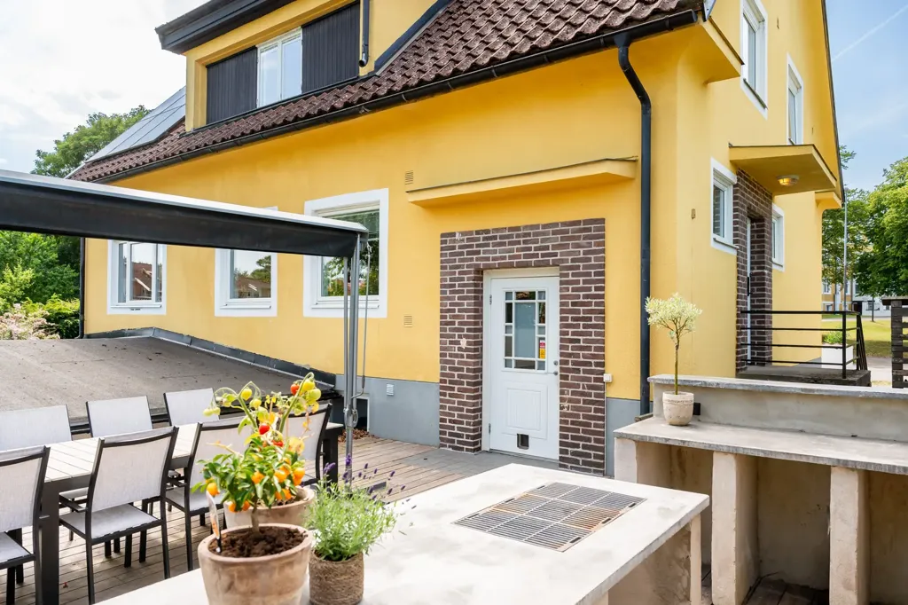 Terrasse - Generous Family Home with Development Potential in Tyringe