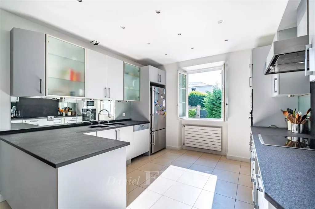 Kitchen - 4-Bed Apartment with Garden in Saint-Germain-en-Laye