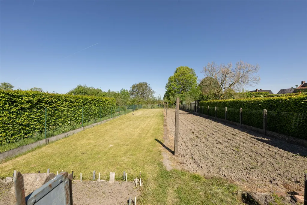 Aed - Renovatable House with Garden in Kanegem