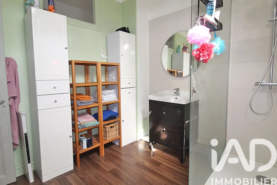 Salles de bain - Appartement Familial avec Grenier Aménageable au Centre de Lisieux