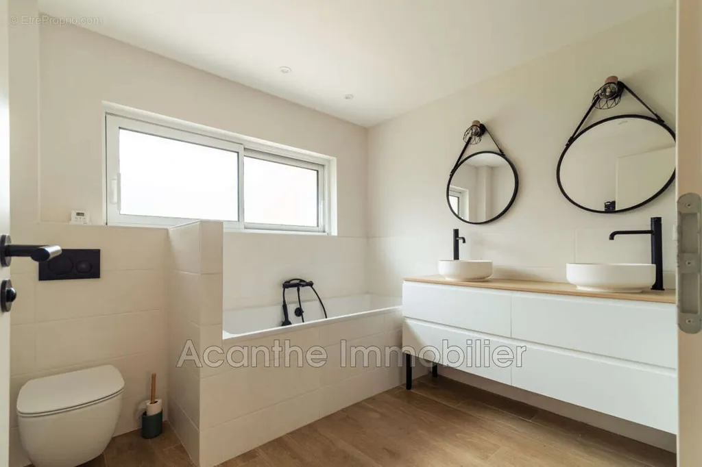Salles de bain - Maison avec Piscine et Vue sur Château à Saint-Mathieu-De-Treviers