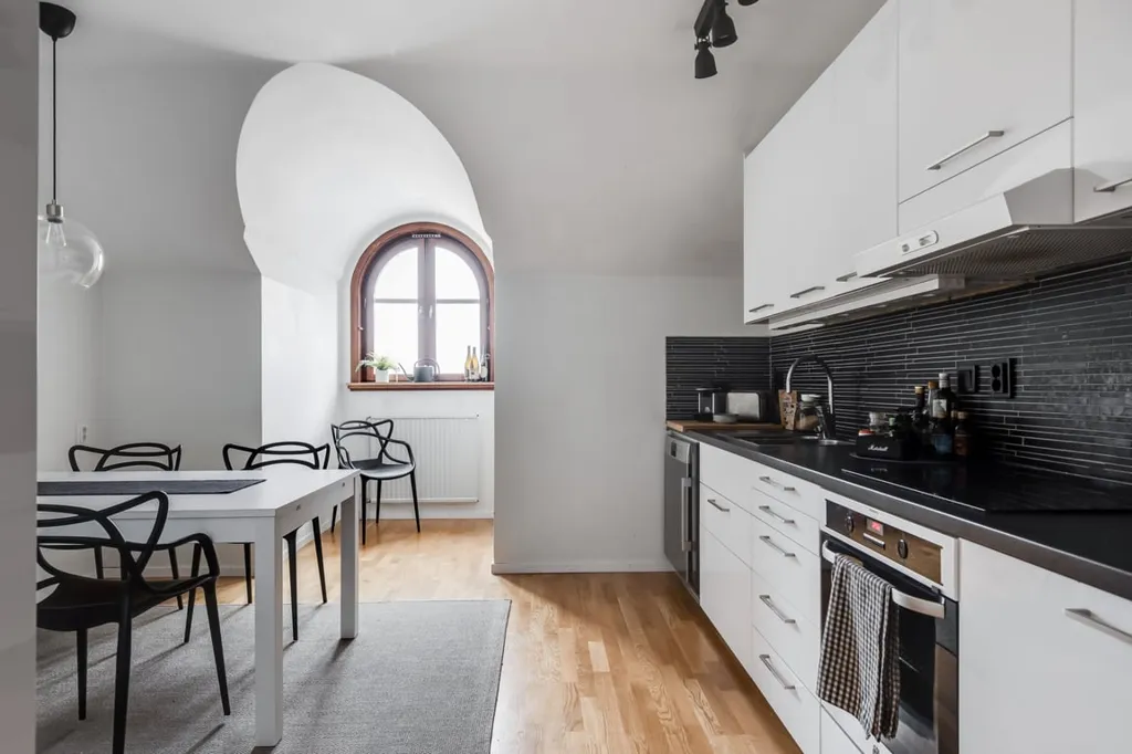 Kitchen - Charming Two-Bedroom Flat with Balcony in Central North