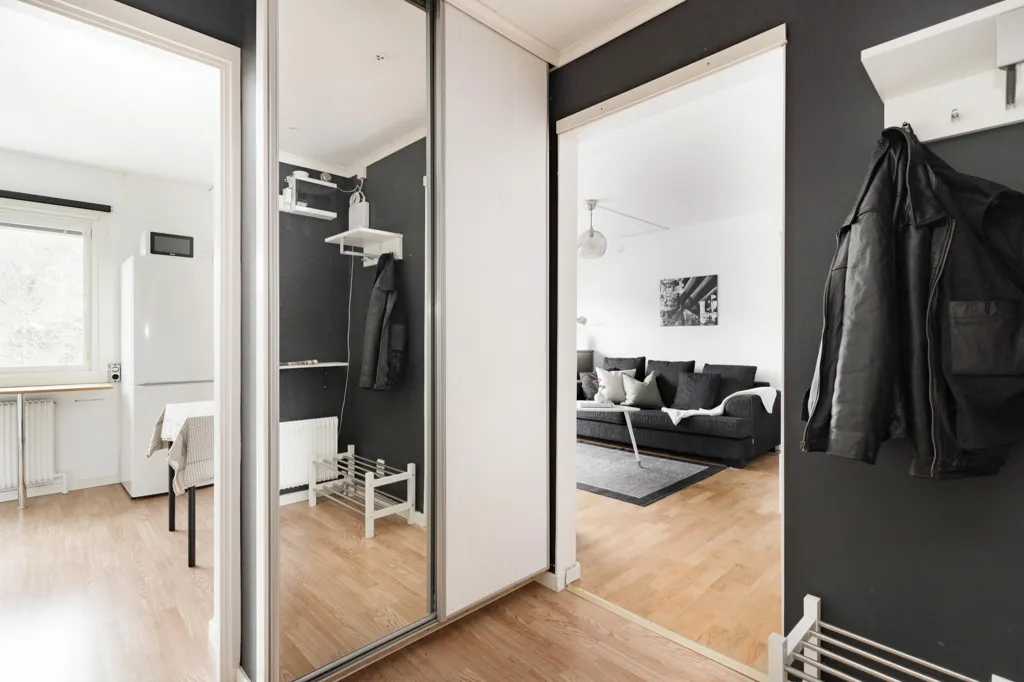Entrée - Top-Floor Apartment with South-Facing Balcony in Jönköping