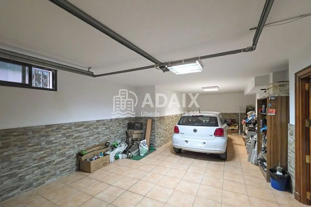 Garage - Chalet with Pool in Baeza, Jaén