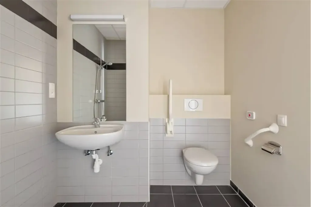 Salles de bain - Appartement avec Vue Est et Garage à Grobbendonk