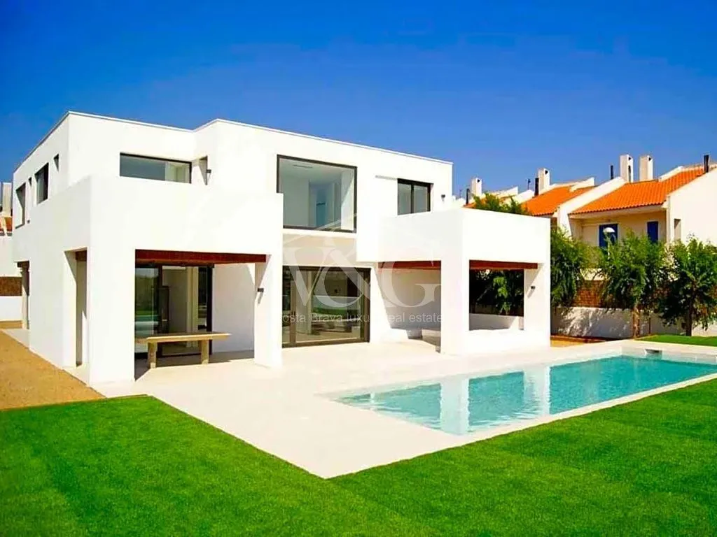 Bassein - Seafront Villa with Pool in Mas Pinell