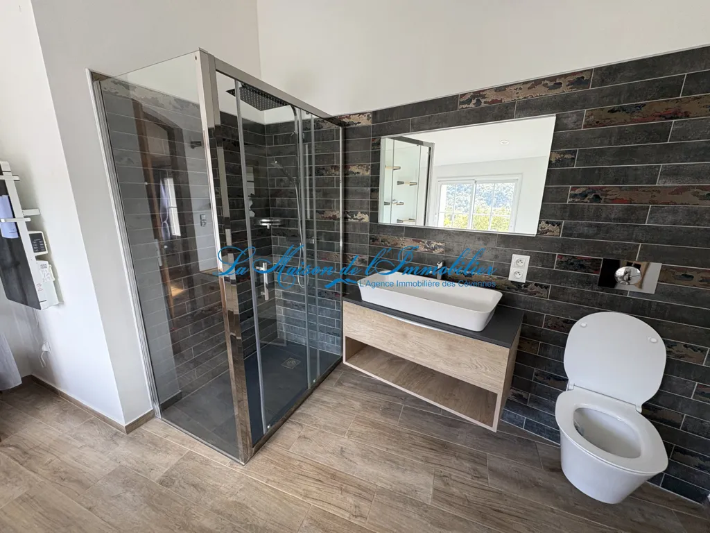Salles de bain - Mas en pierres avec piscine et gîtes à Les Mages