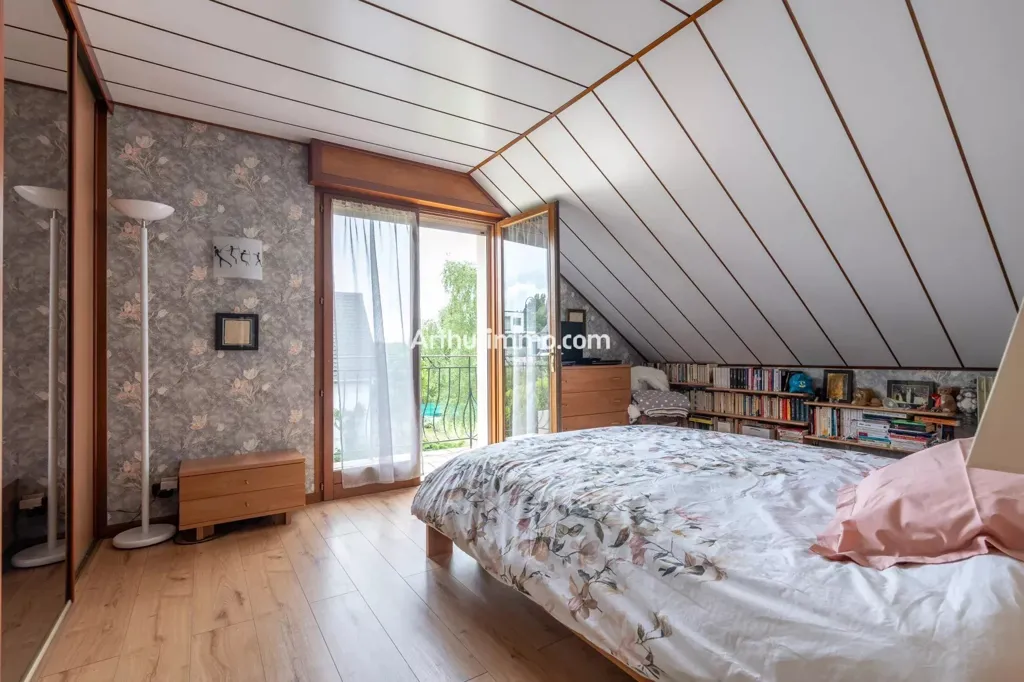 Bedrooms - 8-Piece House with Pool Potential near Santeny