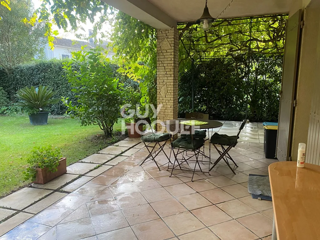 Terrass - Garden-Accessed Garden Flat in Avignon