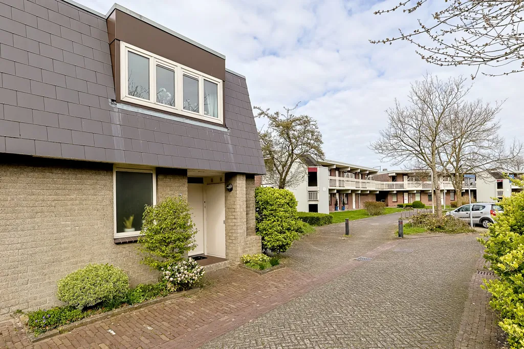 Välivaade - Playfully Designed Corner Home with Patio in Leiderdorp