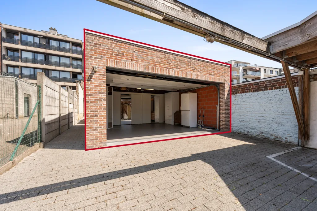 Garage - Duplex avec Vue sur la Place à Deinze