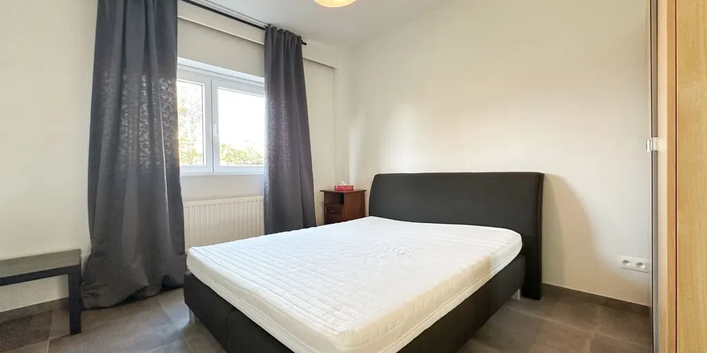 Chambres - Appartement Charmant avec Garage à Heusden