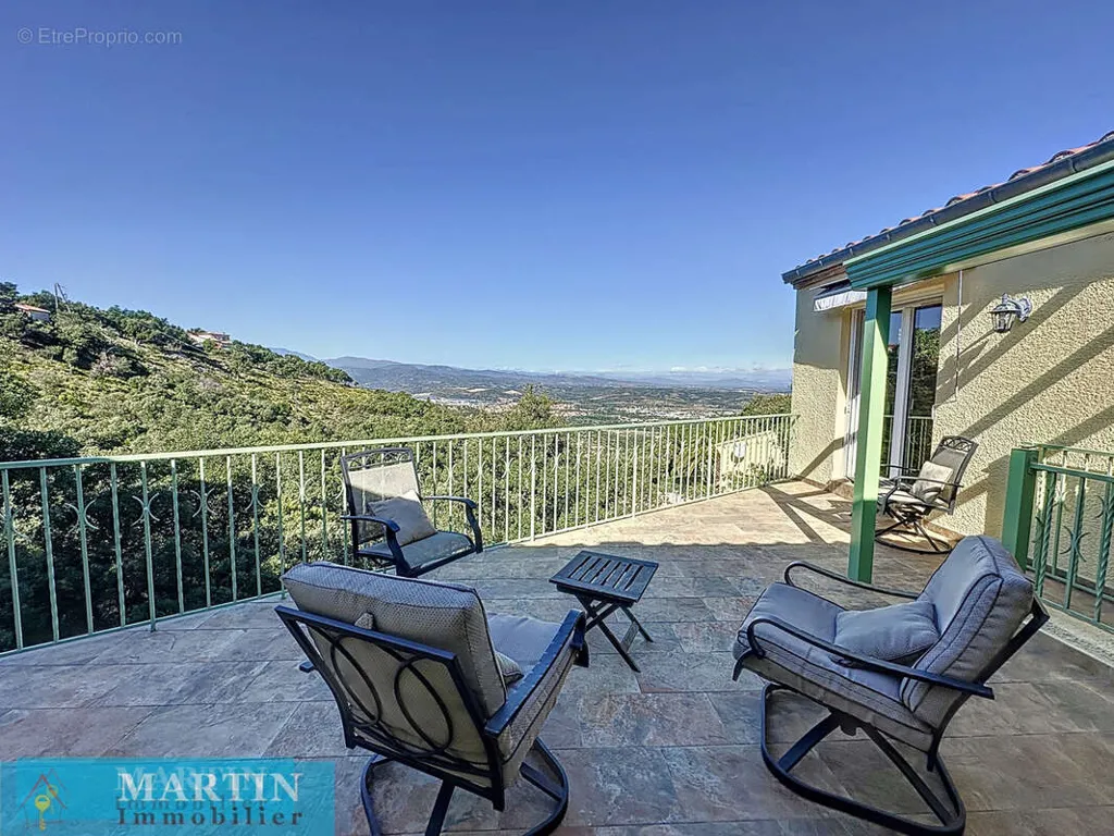 Terrass - Villa with Garden View in Le Boulou