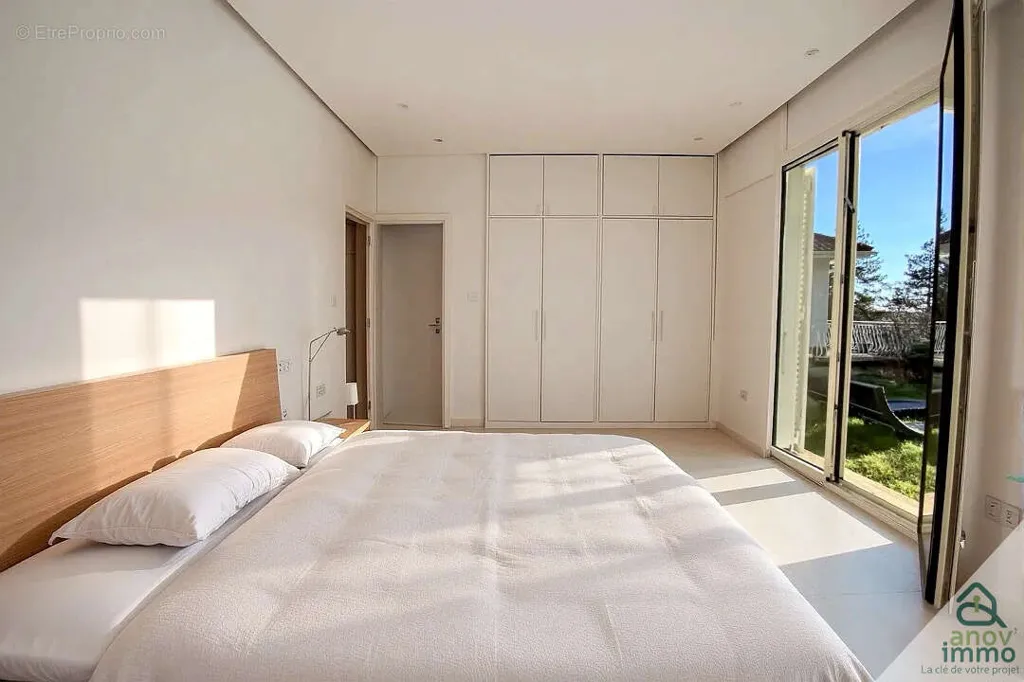 Bedrooms - Spacious House with Garden in Tarare