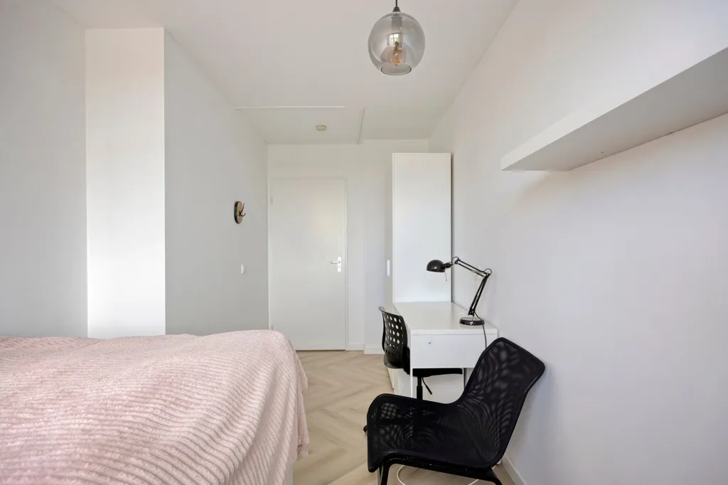 Chambres - 4-Bedroom Gallery Flat with Balcony in Green Area