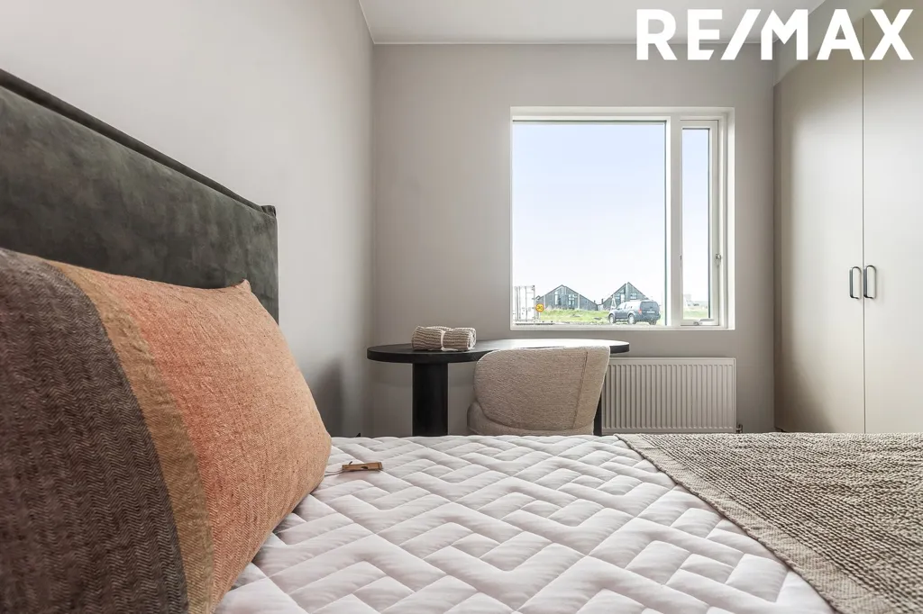 Chambres - 5-Bed Apartment with Balcony in Álftanes