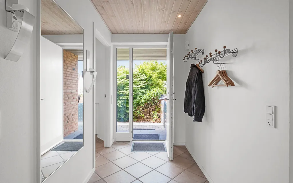 Esik - Spacious Villa with Garden in Skæring