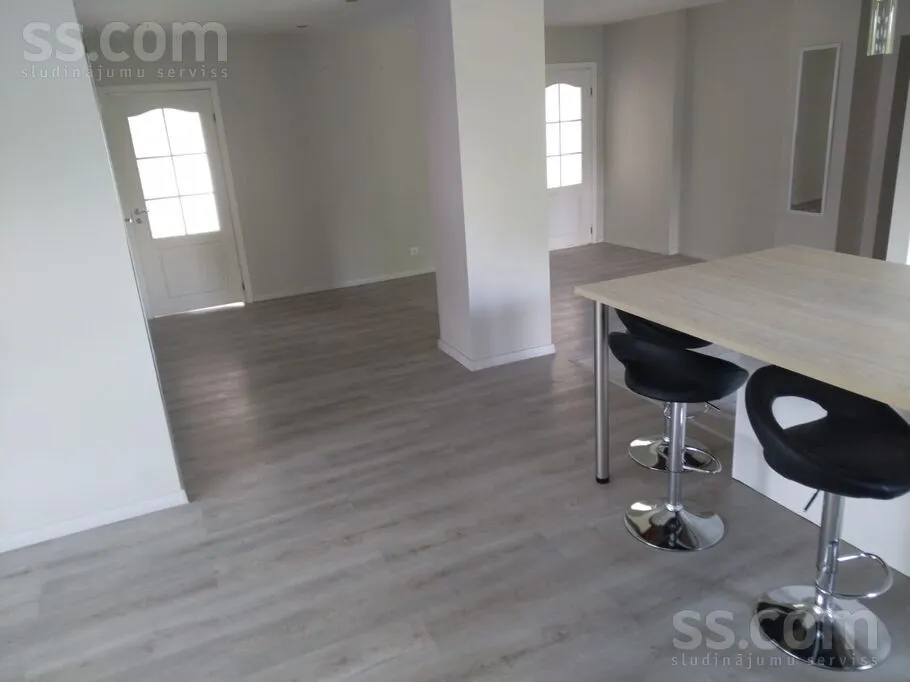 Köök - Modern 4-Bedroom Duplex with Private Garden in Tukums