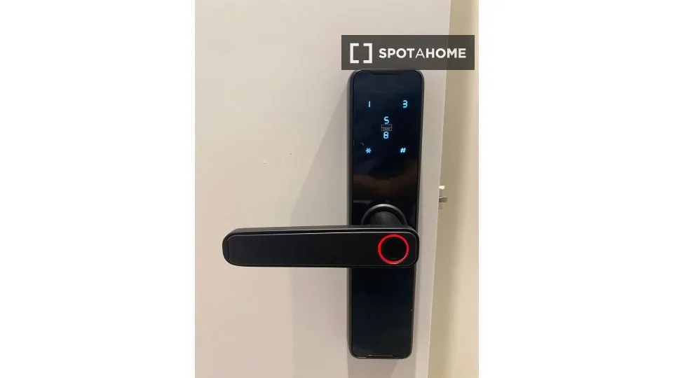 Esik - Shared Flat with Lift in Niño Jesús, Madrid