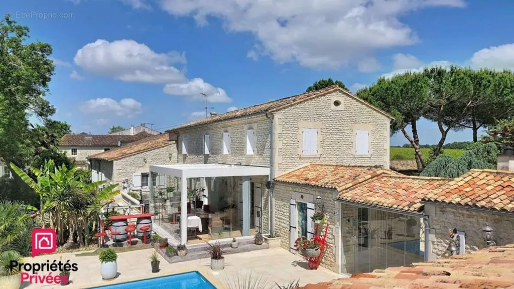 Õhuvaade - 18th Century Mill with Garden near Royan