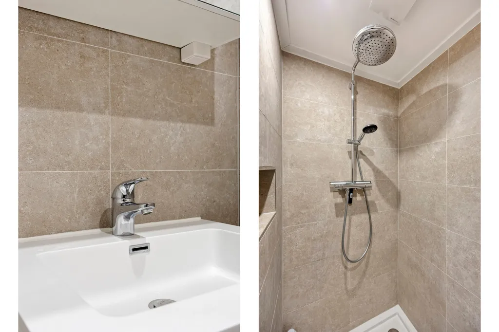 Salles de bain - 4-Bedroom Gallery Flat with Balcony in Green Area