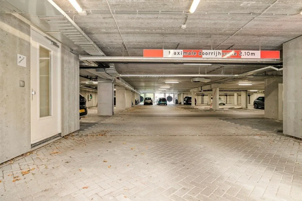 Garage - 4-Bedroom Tussenwoning with Garden in Hillegersberg, Rotterdam
