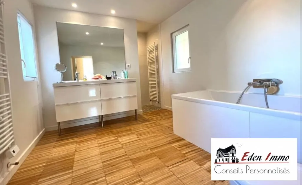 Salles de bain - Maison de Luxe avec Piscine à Angoulême