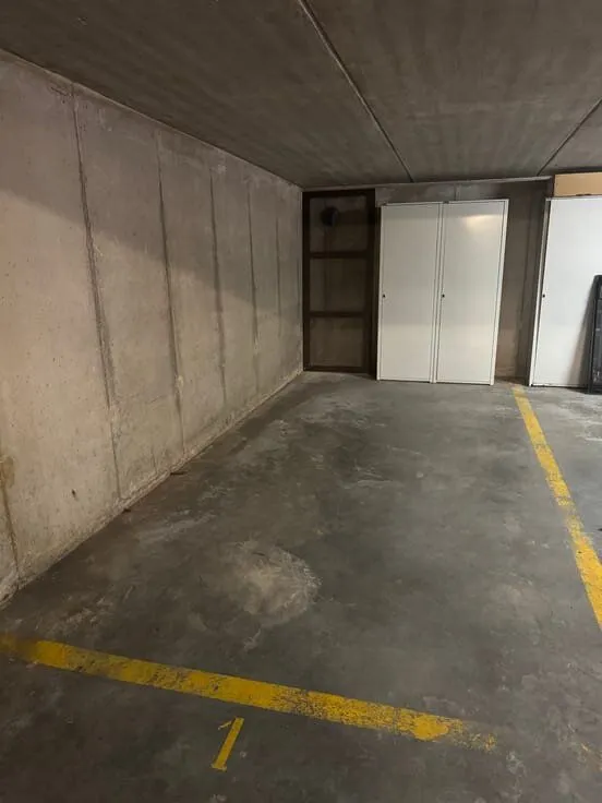Garaaž - Flat with Private Parking in Semi-Detached Building