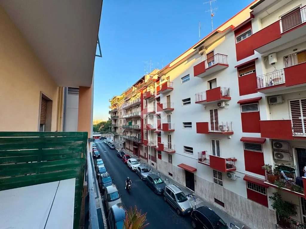 Balcon - 3-Bedroom Apartment with Balcony in Bari