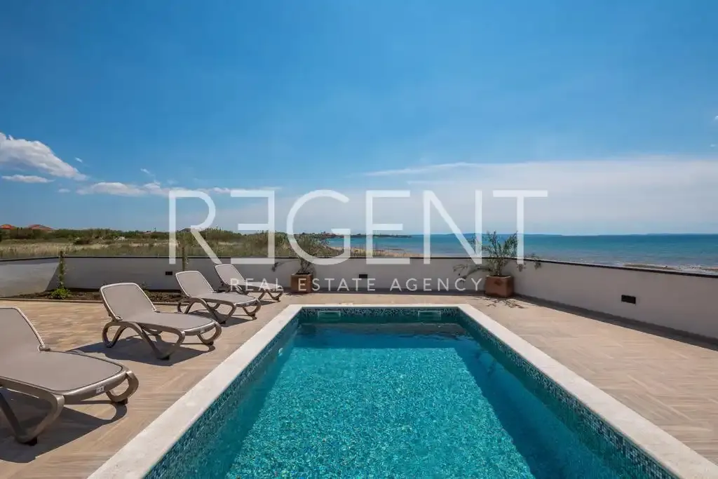 Piscina - Beachfront Villa with Pool near Zadar