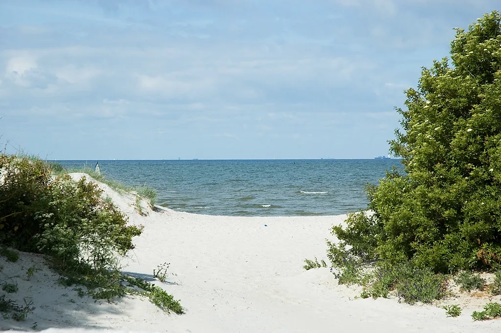 Seaside Townhouse with Garden in Strandstaden