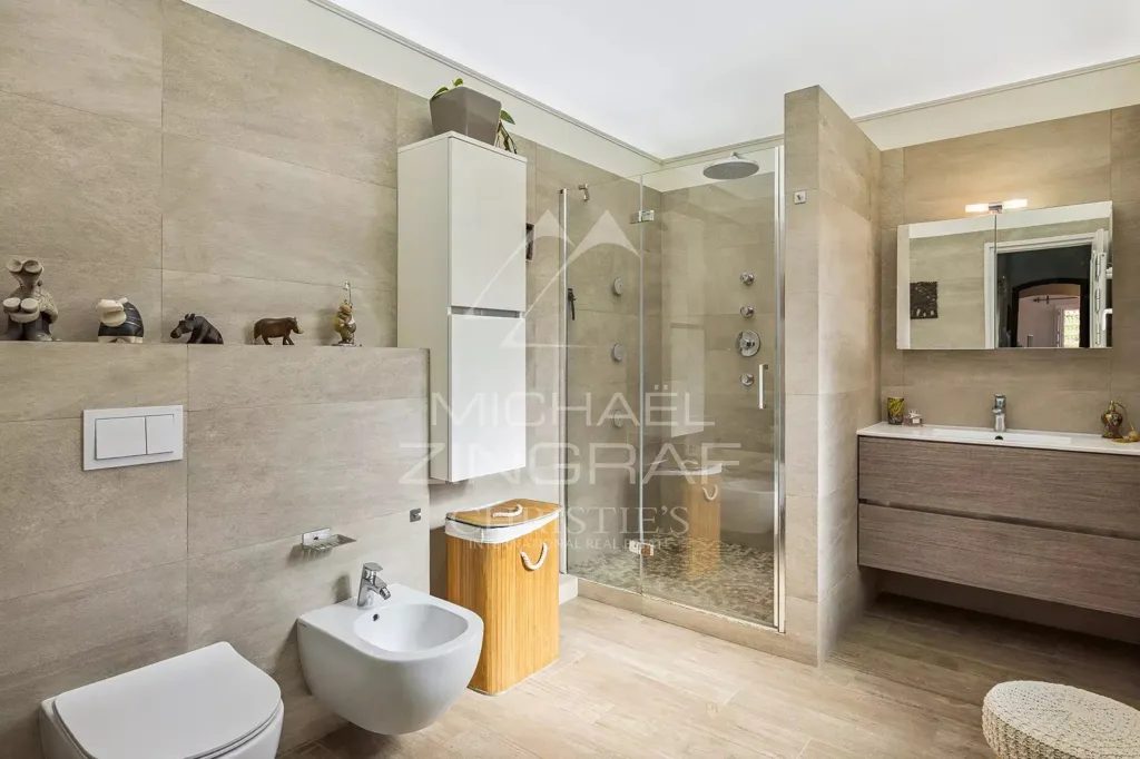Bathrooms - Villa with Infinity Pool in Saint-Maymes, Antibes