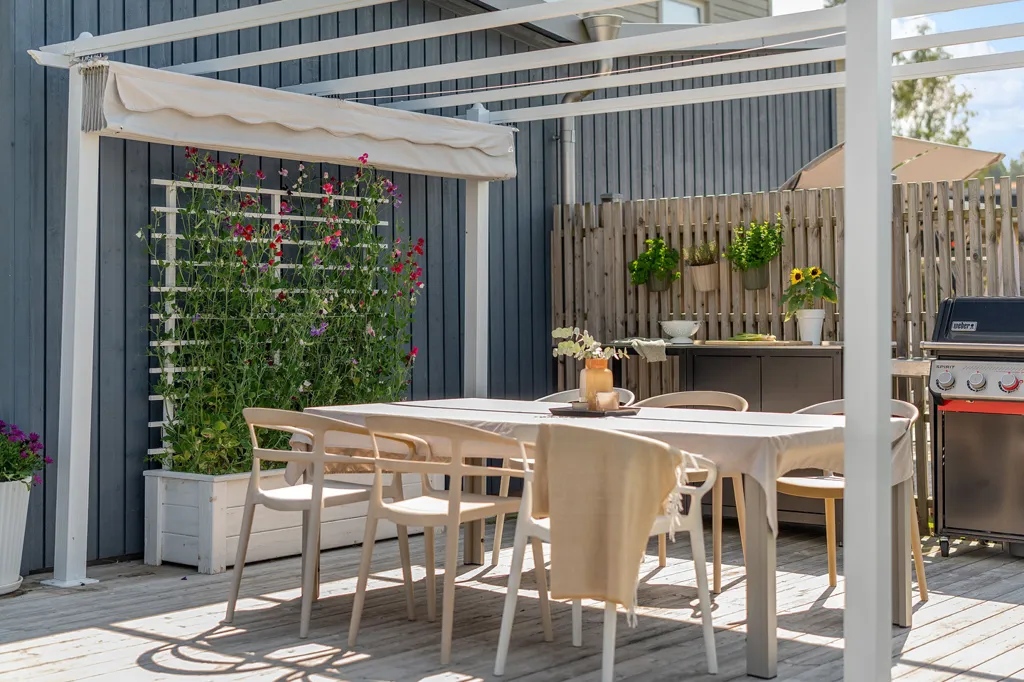 Terrace - Modern Villa with Garden in Sunny Location