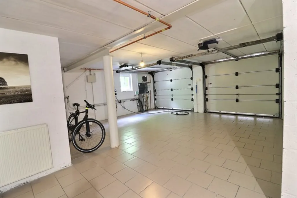 Garage - Villa Spacieuse avec Terrasse à Waterloo