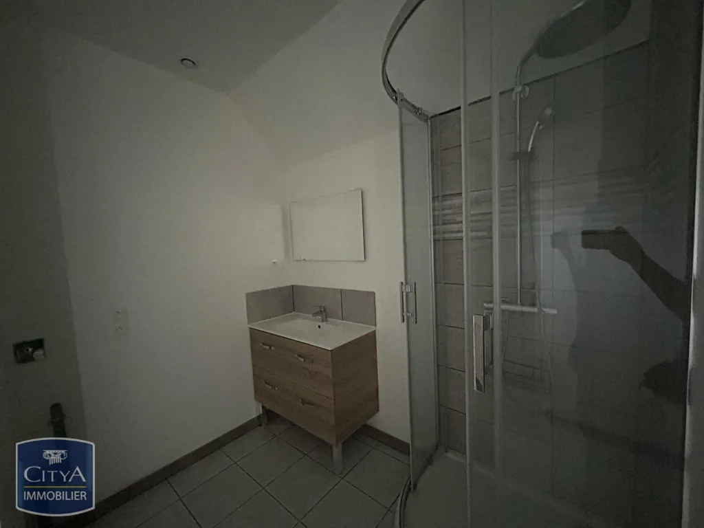 Bathrooms - 2-Bedroom Flat with Terrace in Château-Thierry