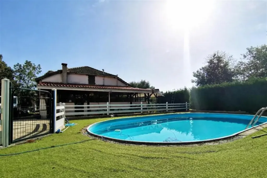 Bassein - 7-Piece House with Pool in Estigarde