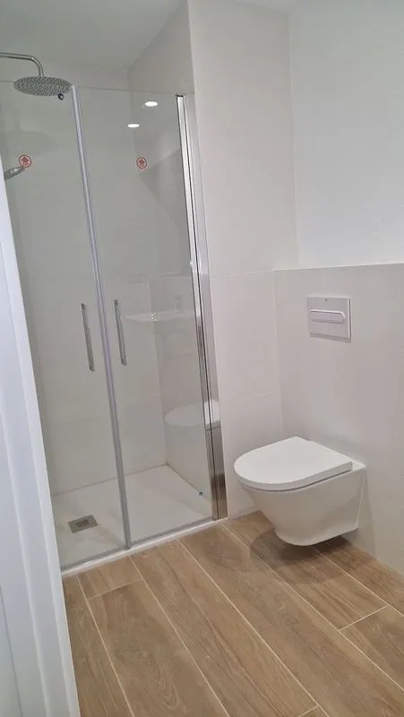 Baños - Piso en planta baja con garaje en Marianao