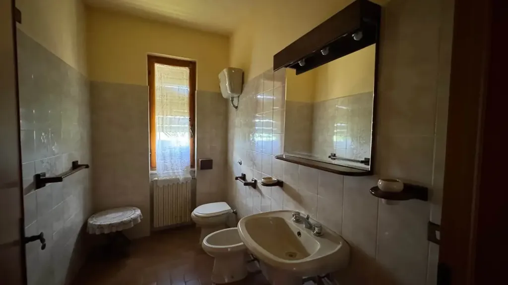Salles de bain - Rustic Farmhouse with Lake View in Santa Luce