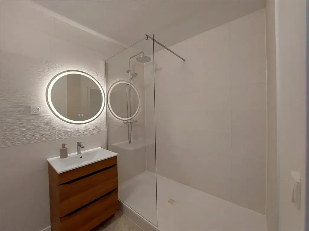 Salles de bain - Appartement Rénové avec Terrasse à Royan
