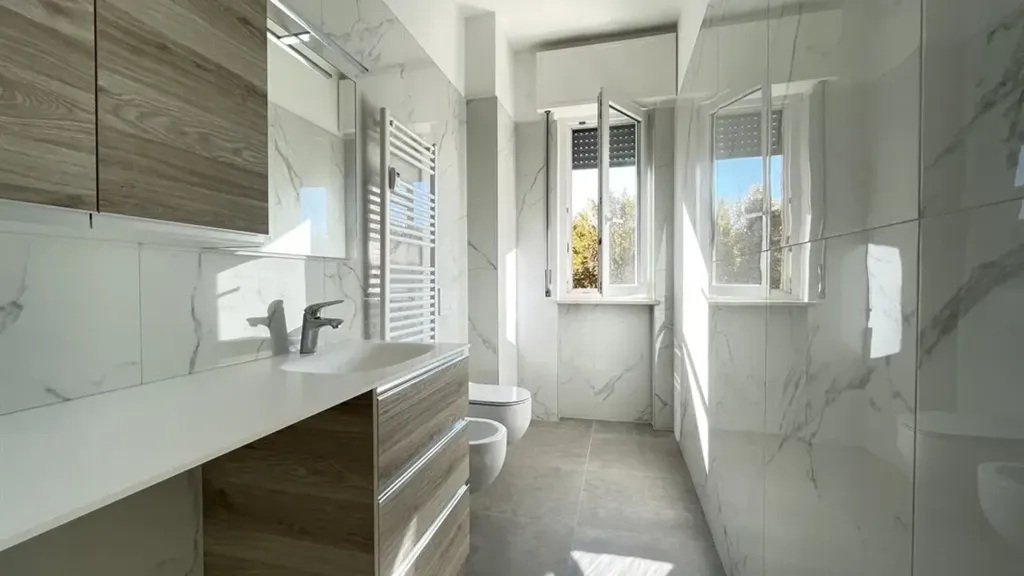 Salles de bain - Rearranged Apartment with Balcony in Curno