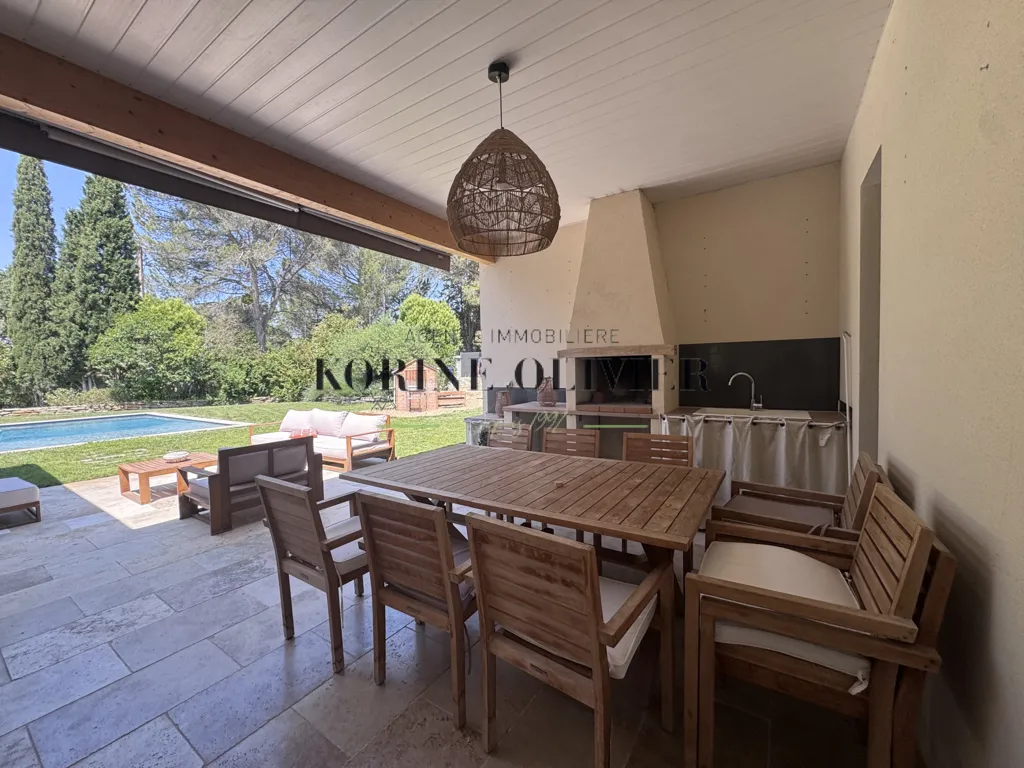 Terrasse - Villa Meublée avec Piscine à Ventabren