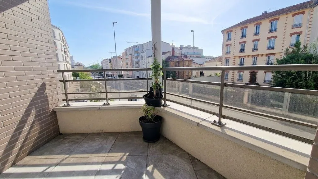 Rõdu - Charming Flat with Balcony in Neuilly-sur-Marne
