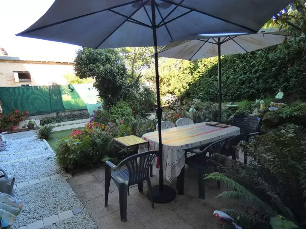 Terrass - Stone House with Garden in Hautefort