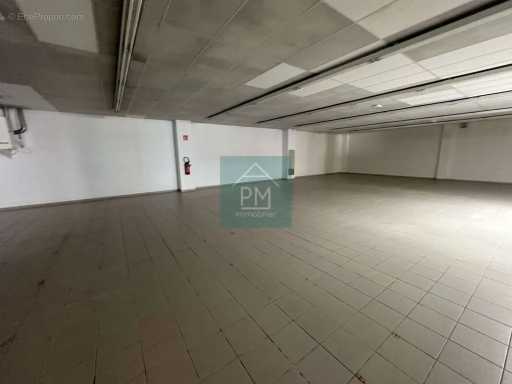 Garage - Commercial Space Near Beach in Mers-les-Bains