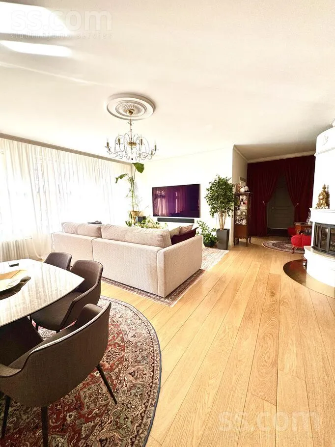 Elutuba - Three-Bedroom Apartment with Balcony in Vecrīga, Rīga