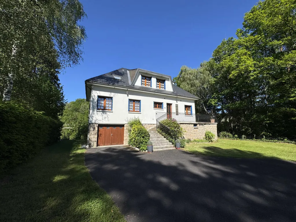Extérieur - Maison avec Jardin et Sous-Sol à Ussel